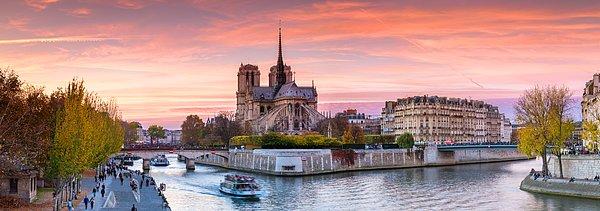 Yıkılmak üzere olan Notre Dame'a halkın ilgisini çekmek isteyen Victor Hugo, "Notre Dame’ın Kamburu" adlı ünlü eserini kaleme alır. Harap haldeki yapı, bu sayede herkesin ilgi odağı oluverir...