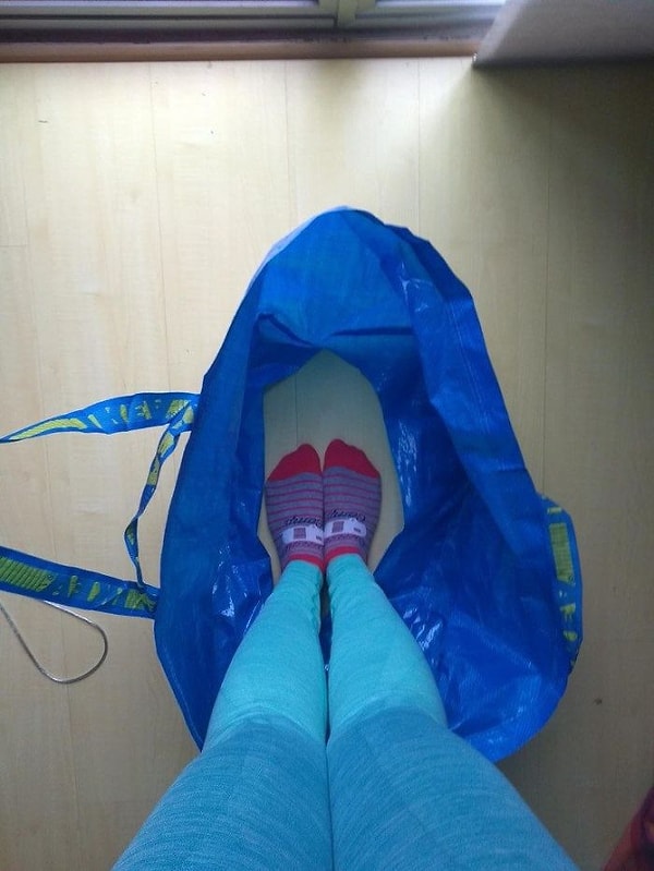 Благодаря смекалке одной прозорливой невесты из Великобритании, ставшей известной под именем Тина (Tina), легендарная сумка нашла еще одно применение, став суперлайфхаком, решающим туалетную проблему невестам в объемных платьях.