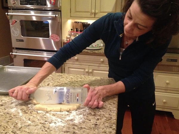 1. Для начала воздадим должные почести этой мамочке, которая превратила бутылку беленькой в скалку, чтобы спечь детишкам их любимый пирог. :)