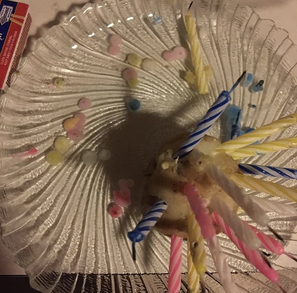 14. Мама, которая забыла купить торт, но достойно выкрутилась из положения и воткнула свечки в вареную картошку!