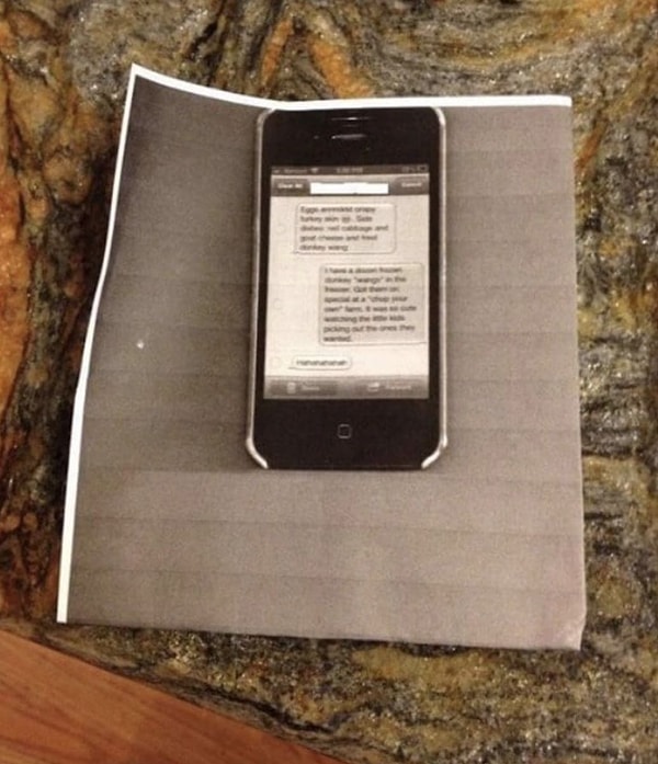 17. Умилимся этой далекой от последних технологий мамочке, которая не знала, как сделать скриншот, и решила отсканировать свой телефон. 😆👏