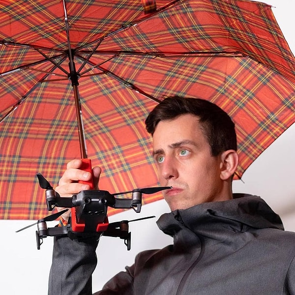 ...но смысл от этого не меняется - это зонт, который парит при помощи дрона