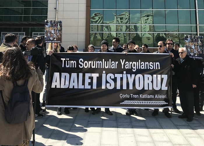 Çorlu Tren Faciasında Hayatını Kaybedenlerin Yakınları 'Adalet Nöbeti'ne Başladı: 'Tüm Sorumlular Yargılansın'