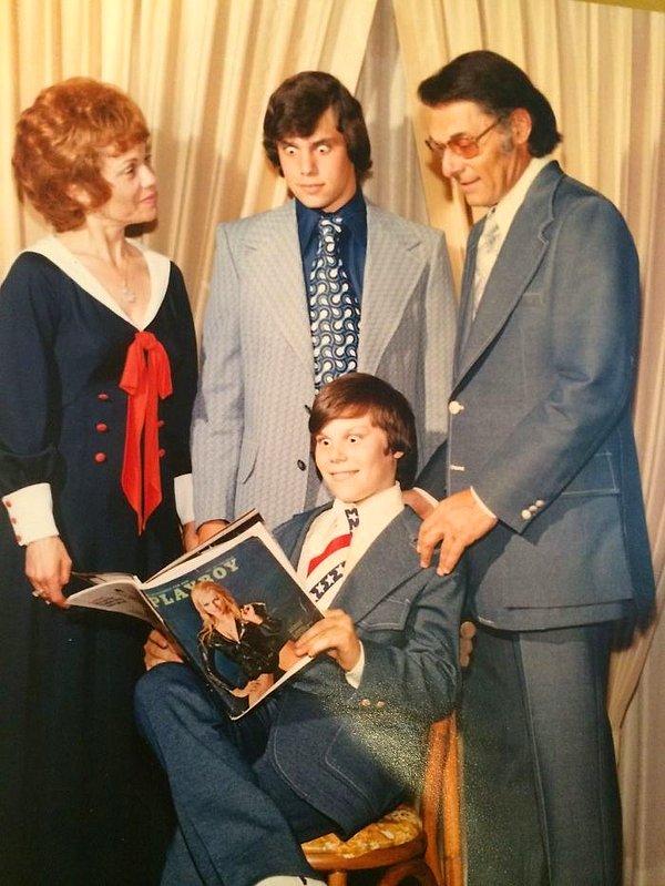 26. "Dergiyi tutan babam, büyükannem ve büyükbabam, amcam. Babamın yetişkinliğe kabul töreninde, 1972."