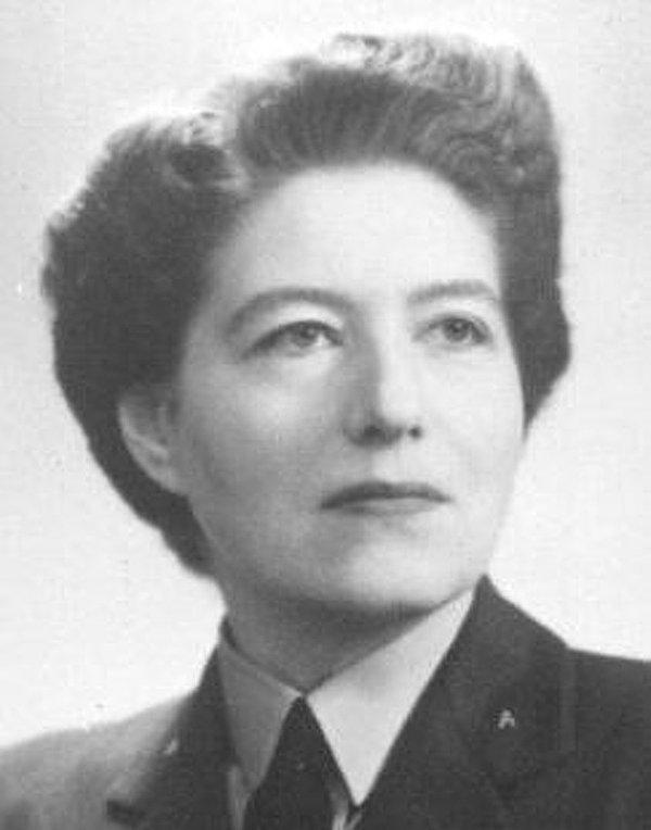 8. II. Dünya Savaşı'nda Nazileri sabote etmek için Fransa'ya paraşütle atlayan, İngiliz gizli ajanlarını eğiten İngiliz istihbarat subayı Vera Atkins (1908-2000)