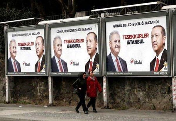 Ancak fotoğrafın Binali Yıldırım’ın “Teşekkürler İstanbul” afişinin yanındaki Ekrem İmamoğlu’nun afişini gösterdiği iddiası doğru değil.
