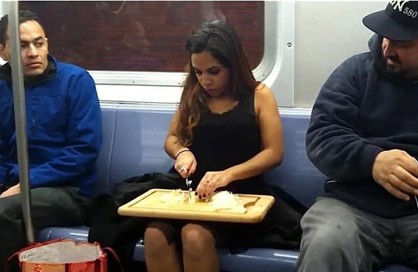 4. Эта девушка знает, как с пользой провести время в дороге с работы домой.