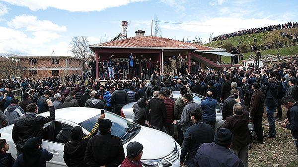 Evin önündeki kalabalığın uzun süre dağıtılmadığı görüldü. Anadolu Ajansı "bazı vatandaşların" Kılıçdaroğlu'nun aracının camlarını kırdığını aktardı.