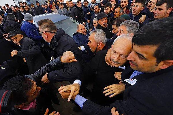 Ve bugün... Kemal Kılıçdaroğlu, Hakkari'de şehit edilen er Yener Kırıkcı'nın cenaze töreninde bir linç girişimine maruz kaldı.
