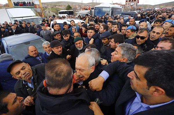CHP lideri Kemal Kılıçdaroğlu'na dün şehit cenazesinde düzenlenen saldırıya ilişkin soruşturma sürüyor.