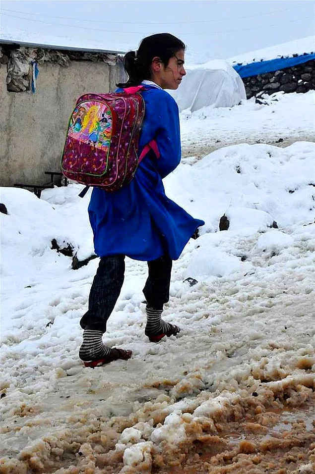 Zorlu kış şartlarında eğitim hakkını alabilmek için okula montsuz ve ayakkabısız giden Merve'yle tanıştınız mı?