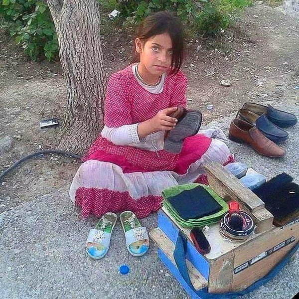 13. Babası hastalandığı için okuldan sonra ayakkabı boyacılığı yapan Elif'i unutmayın...