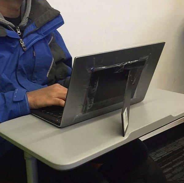 2. Bilgisayarınızın ekranı tek başına dik durmayı reddediyorsa ona bu şekilde yardımcı olabilirsiniz.