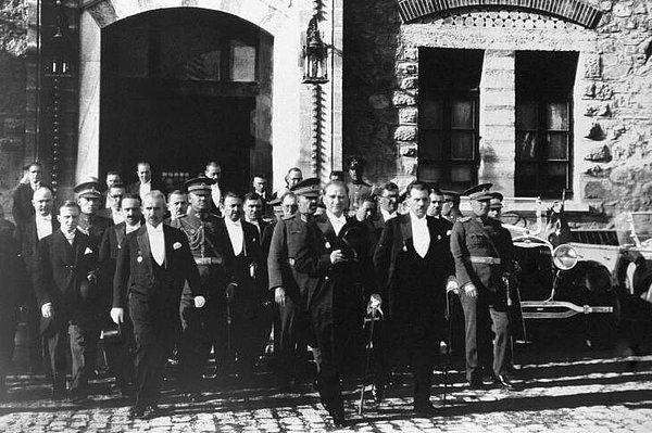 1920 - Türkiye Büyük Millet Meclisi açıldı ve ilk kez toplandı.