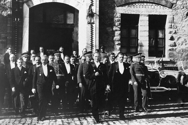 1920 - Türkiye Büyük Millet Meclisi açıldı ve ilk kez toplandı.