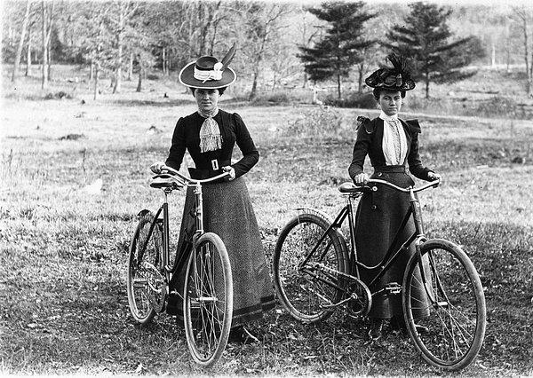 Gelelim bisikletin kadınların sosyal hayatında yarattığı büyük devrimlere. Öncelikle o dönemde kadınlar büyük kasnaklı elbiseler giyiyorlardı tahmin edersiniz ki etekle bisiklete binmek çok zordu.
