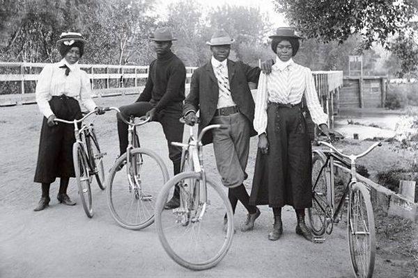 Bisikletle birlikte kadınların flört şekilleri de değişti. Ev ve cemiyet dışındaki sosyal hayata daha çok entegre olup daha seçici davranmaya başladılar. Elbette bunun ardında rahatlıkla ulaşım sağlayıp istedikleri yerden kolaylıkla uzaklaşabilme imkanı vardı.