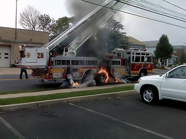16. Если даже у пожарных, которых вы вызвали, загорелась машина, значит удача давно внесла вас в черный список