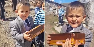 5 Yaşında Muhtar Adayı Olarak Kalplerimizi Kazanan Çağatay, Vaadini Yerine Getirerek Seçmenlerine Çikolata Dağıttı
