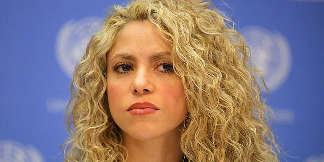 Shakira ikinci sÄ±nÄ±ftayken sesindeki titreÅim Ã§ok gÃ¼Ã§lÃ¼ olduÄu iÃ§in okul korosuna alÄ±nmamÄ±ÅtÄ±r. ÃÄretmeni sesinin keÃ§i gibi Ã§Ä±ktÄ±ÄÄ±nÄ± sÃ¶ylemiÅtir.