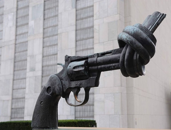 3. Скульптура против насилия перед штаб-квартирой ООН в Нью-Йорке была создана как дань уважения Джону Леннону после того, как его застрелили