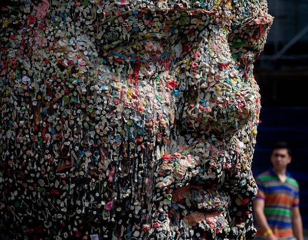 12. Огромная скульптура, которая была установлена для того, чтобы прохожие приклеивали на нее жевательную резинку