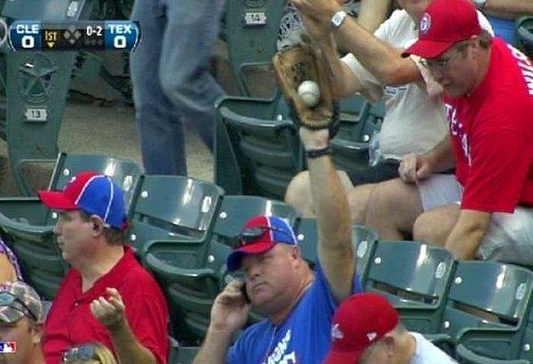 16. "Alo? N'olsun ya beyzbol maçındayım."
