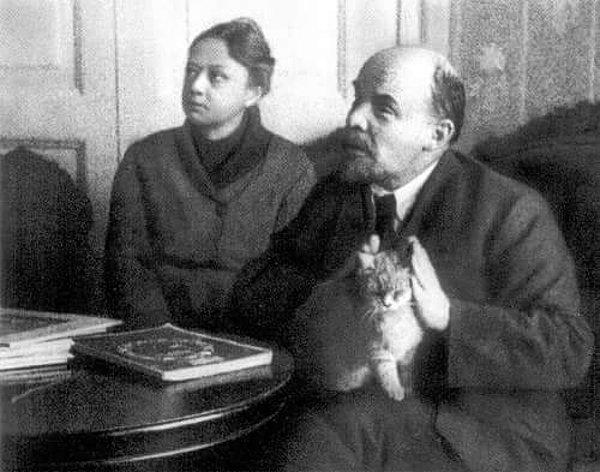 Lenin ile tanışması da, bu çevrede işçileri eğitirken gerçekleşti.