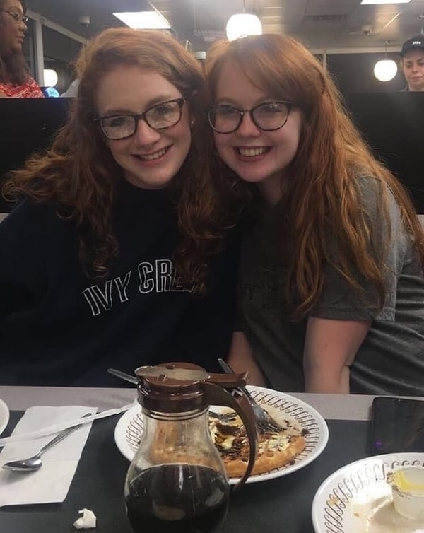 1. «Я встретила свою лучшую подругу в свой первый день в садике, и нас путают друг с другом уже 15 лет. Но мы абсолютно не против: все равно мы с таким же успехом могли быть сестрами!»