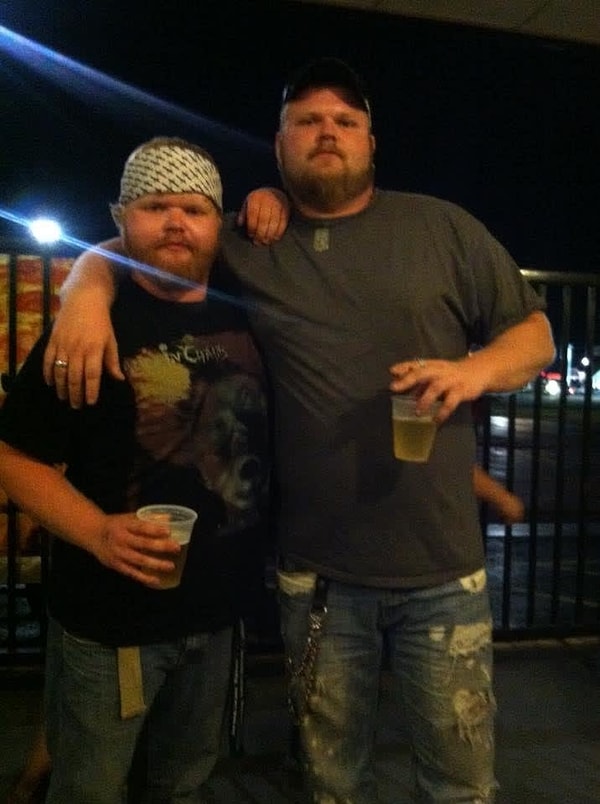 2. «Я увидел через весь бар этого парня, который выглядел как уменьшенная копия моего другана, так что я заставил их сфоткаться!»