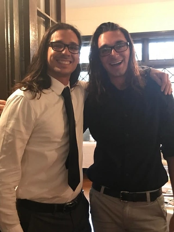 12. "Мой парень встретил своего двойника на свадьбе".