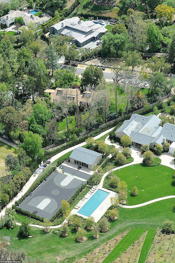 Kim Kardashian'ın çok sevdiği Kris Jenner ise tam karşılarındaki evde yaşıyor.