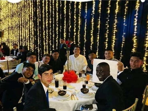 15. Иначе, его не было бы видно на фото