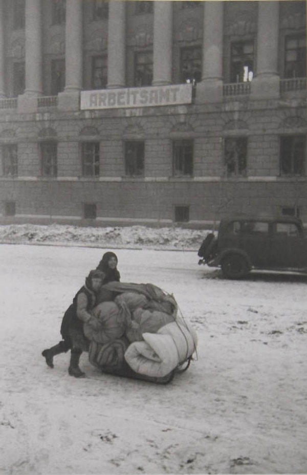 11. Жители освобожденного Ростова-на-Дону. Плакат на немецком "Биржа труда" висит на здании госбанка. Эмманиул Евзерихин, 1943 год.
