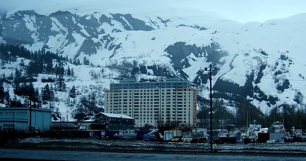 6. Уиттиер - город в американском штате Аляска, в котором проживают около 214 человек. Почти все они живут в одном здании