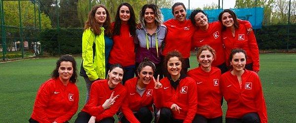 Sarıyer’de ENKA Spor Kulübünde gerçekleşen turnuvada Kadıköy Belediyesinde çalışan iş arkadaşları da kadın futbolculara destek olmak için maçı izledi.