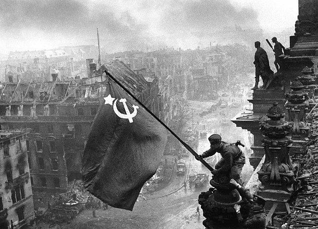 1945 - II. Dünya Savaşı'nın sonu.