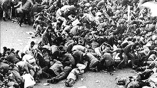 1977 - İstanbul Taksim Meydanı'nda kutlanan 1 Mayıs İşçi Bayramı kutlamaları sırasında yaşanan olaylarda 34 kişi öldü, 136 kişi yaralandı.