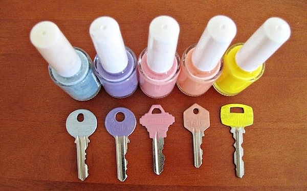22. Если ваши ключи выглядят похоже, но на самом деле это вовсе не так, могут помочь обычные лаки для ногтей.