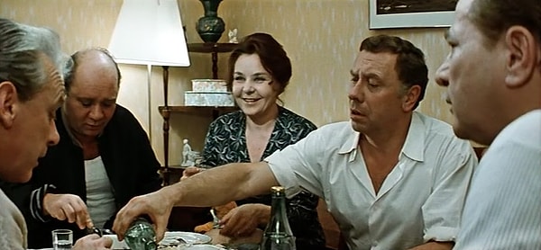 3. Какая и этих актрис сыграла главную роль в фильме "Белорусский вокзал"?