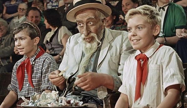 15. Как звали мальчика, который выпустил из бутылки старика Хоттабыча?