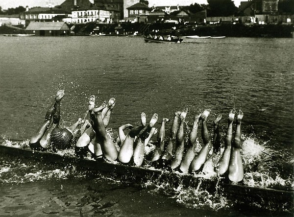 11. "Купальщицы"