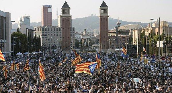 İspanya'nın kuzey doğusundaki yarı özerk Katalonya bölgesinin geleceği, seçimin en önemli gündem maddelerinden biriydi.
