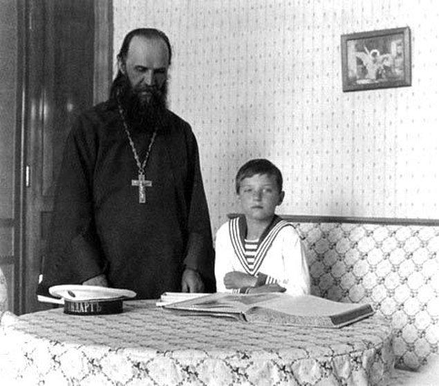 Çar II. Nikolay’ın oğlu Aleksey hemofili hastalığına yakalanmıştı, doktorlar iç kanamalarını durduramadılar. Çar’a oğlunun yakında öleceği bildirildi.