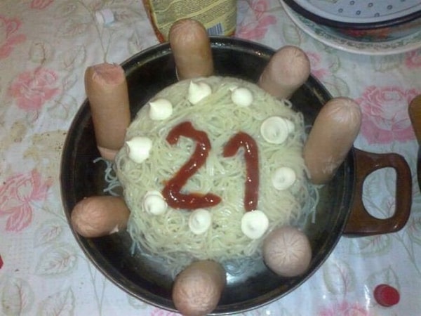 22. Happy birthday party с сосисками, макаронами, майонезом и кетчупом - классическим продовольственным набором среднестатистического студента
