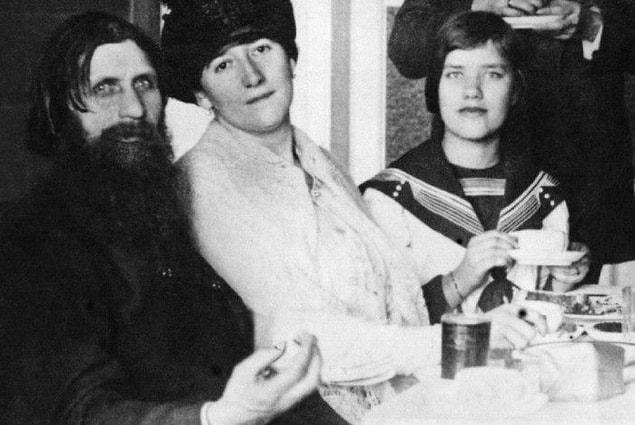 Kendisine bağımlı hale gelen Çar ve Çariçe’ye her alanda isteklerini dayatan Rasputin, dış politikadan ekonomiye kadar pek çok alanda adeta ülkeye hükmetmeye başladı.