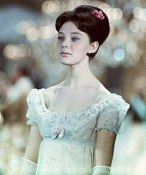 7. Сколько лет было Наташе Ростовой в начале романа?