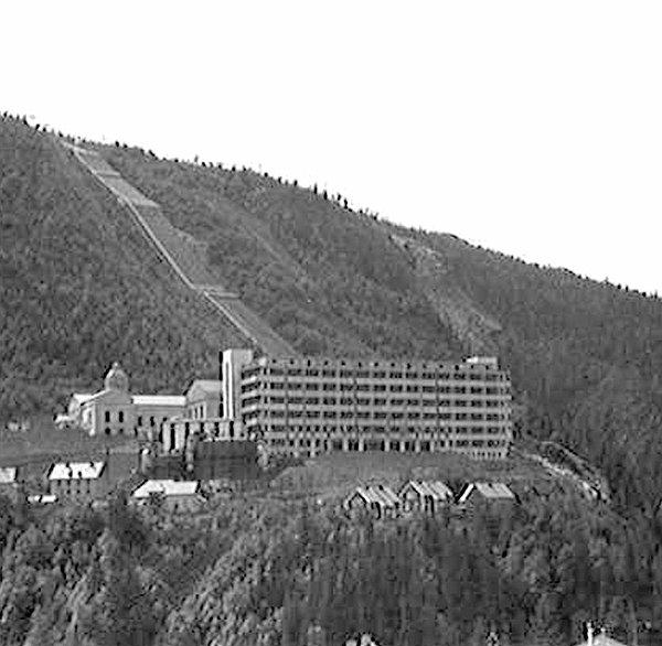 Hitler, Rjukan'a kurulmasını sağladığı tesiste ağır su üzerine çalışmaları başlattı ve Almanya kısa sürede üretime geçti.