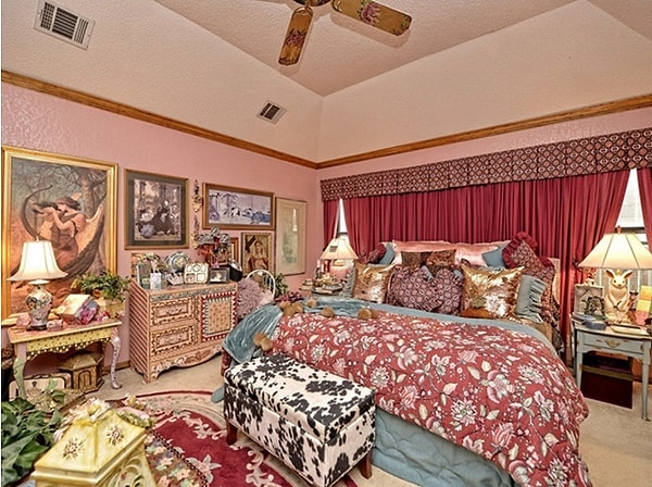 9. В спальне так же "дорого-богато", как и в остальных комнатах.