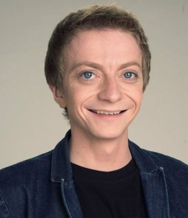 Сейчас он играет в театре и иногда снимается в небольших ролях.